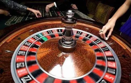 Người dùng Việt Nam đặt cược bóng đá trên điện thoại qua 66club